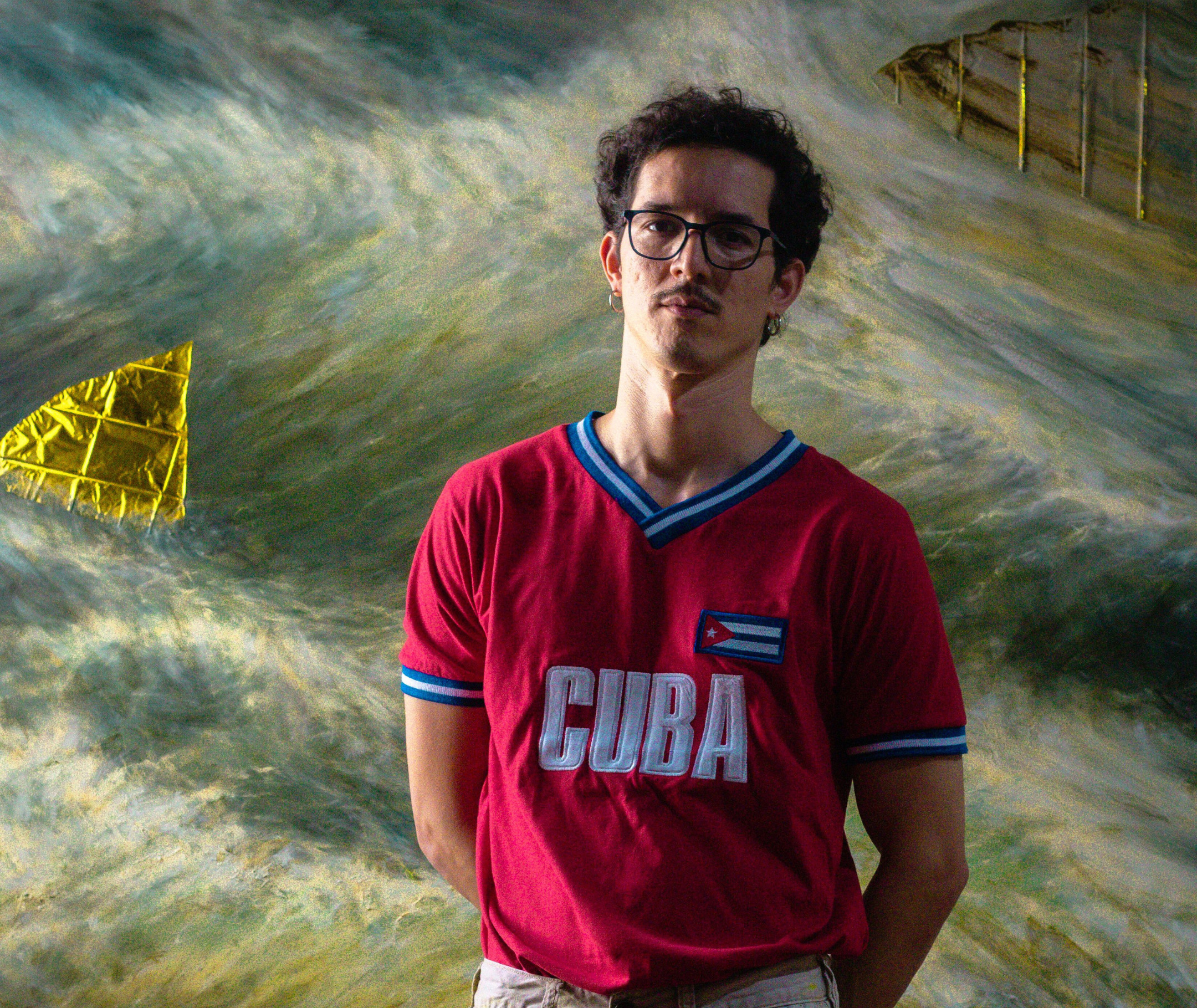 Zé Angel junto com a obra _CARIBE_ - site alt